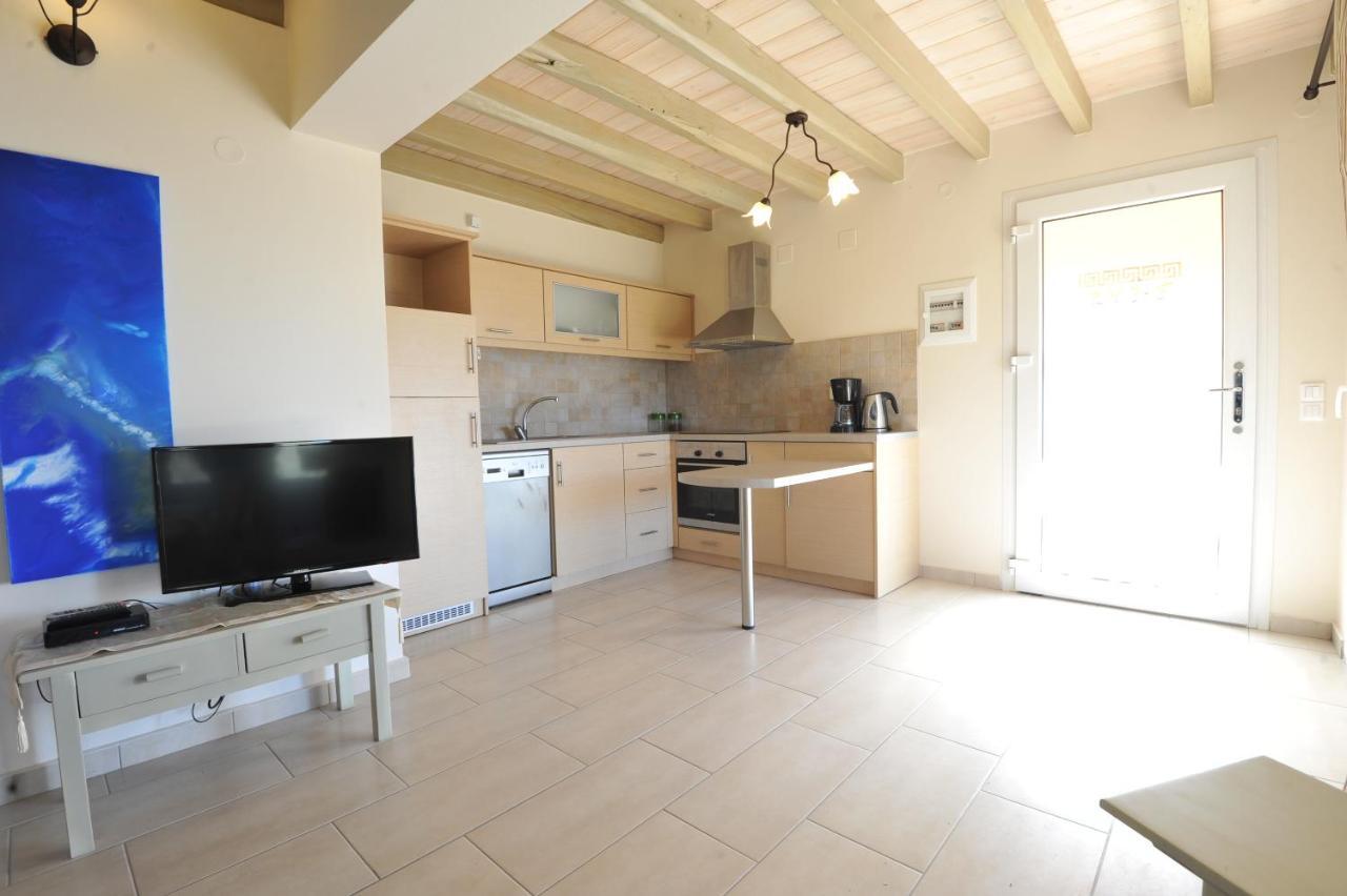Villa Theodora View Apartments Zeys Ájosz Jeórjosz Págon Kültér fotó